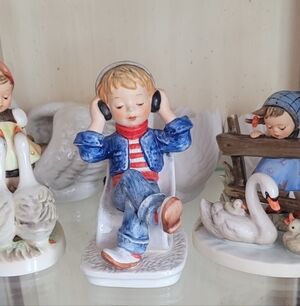 Goebel Frobek Todays Children Germany Figurine Headphone LISTENING TO MUSIC 1978